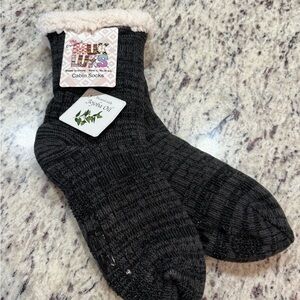 Muk Luks Cabinet Socks with Jojoba Oil. Dark Grey w/ Sherpa. NWT